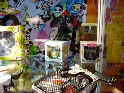 Vinyl figures, pouch