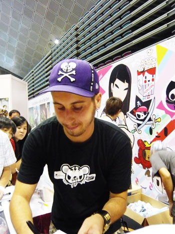 Simone signing autograph