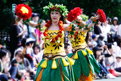 Parade with perfomers dancing