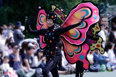 Parade with perfomers dancing