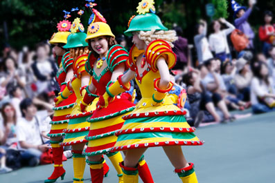 Parade with perfomers dancing
